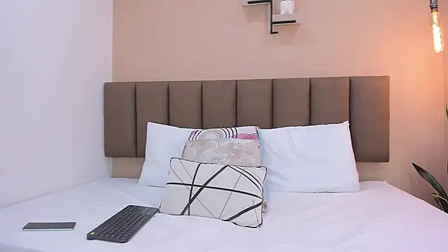 Snapshot of valeriasmith_17 chatting on 02-14-26, 12:02 valeriasmith 17 online show from 02-14-26, 12:02