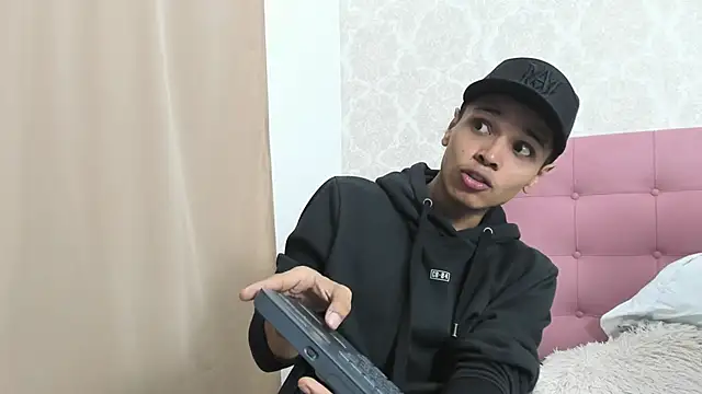 Snapshot of Alejandroo_Montenegro chatting on 02-18-26, 02:29 Alejandroo Montenegro online show from 02-18-26, 02:29