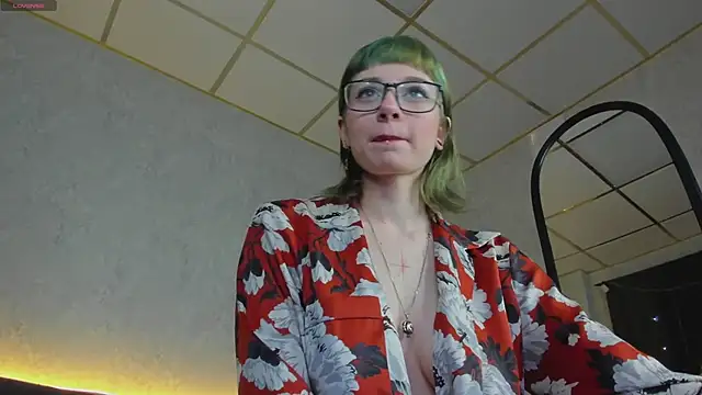 Snapshot of Scarle_Whisper chatting on 02-27-26, 01:16 Scarle Whisper online show from 02-27-26, 01:16