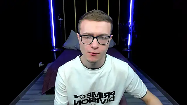 Snapshot of Emmit_Barker chatting on 05-20-26, 10:43 Emmit Barker online show from 05-20-26, 10:43