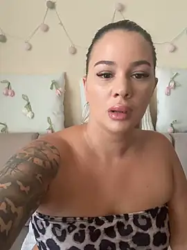 sexybatwomen33 online show from 06-27-26, 10:20