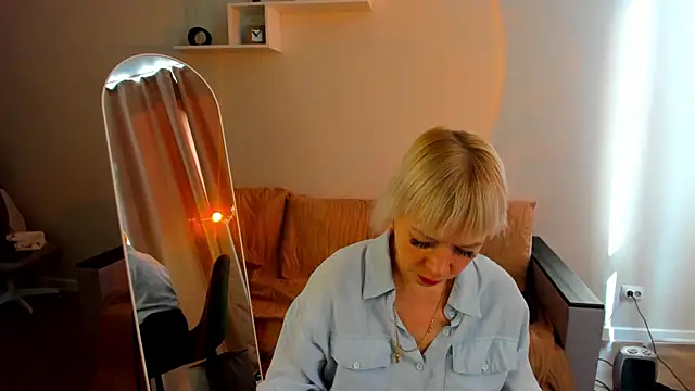 Snapshot of Ann_Annise chatting on 05-18-26, 04:07 Ann Annise online show from 05-18-26, 04:07