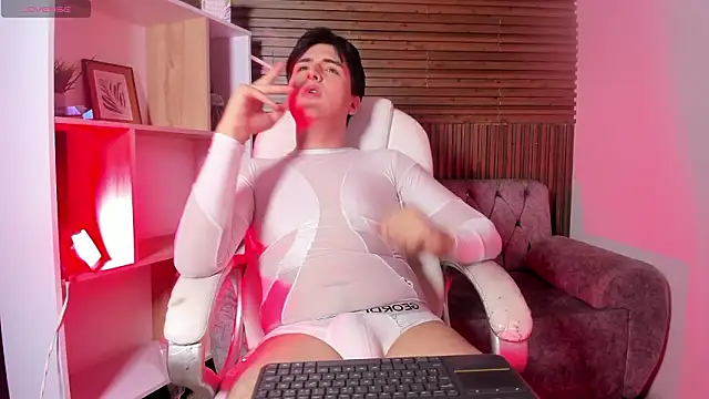 noahWolff  online show from 02-01-26, 04:44