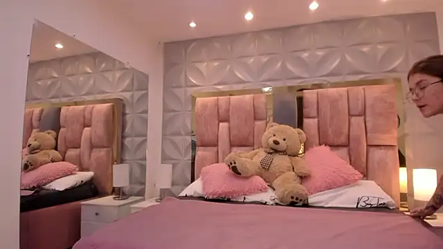 Paris Velvet online show from 03-19-26, 10:25