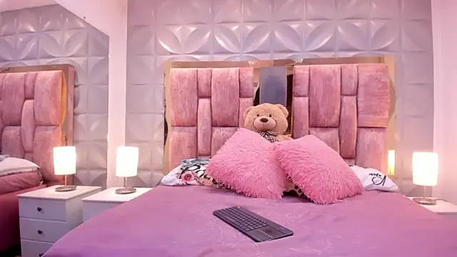 Paris Velvet online show from 04-20-26, 10:33