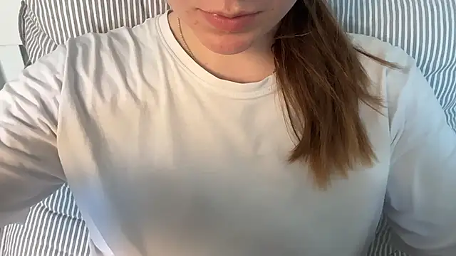 Snapshot of Lucyschickt chatting on 06-26-26, 04:00 Lucyschickt online show from 06-26-26, 04:00