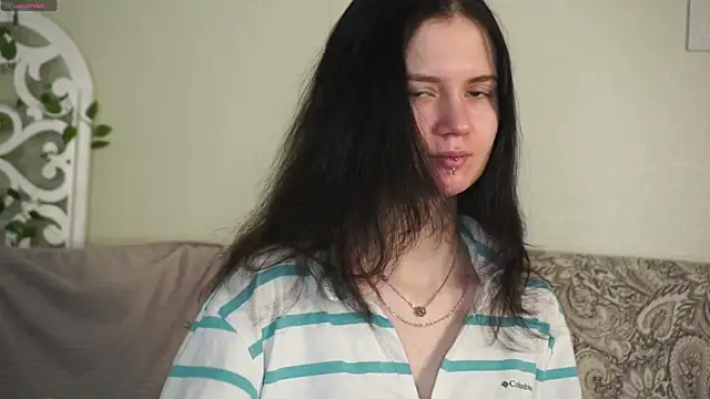 Snapshot of Glow_hollow chatting on 02-15-26, 03:47 Glow hollow online show from 02-15-26, 03:47