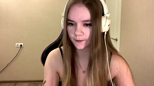 AgnesShy  online show from 03-12-26, 07:47