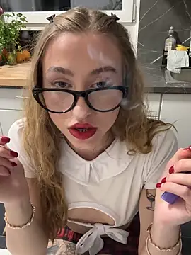 Snapshot of romyxxs chatting on 03-12-26, 08:37 romyxxs online show from 03-12-26, 08:37