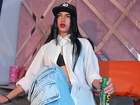 Snapshot of MeghanQueen__ chatting on 02-07-26, 03:43 MeghanQueen online show from 02-07-26, 03:43