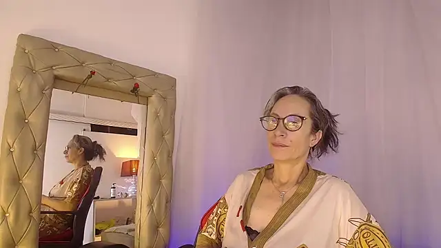 laurasofia45 online show from 04-28-26, 05:12