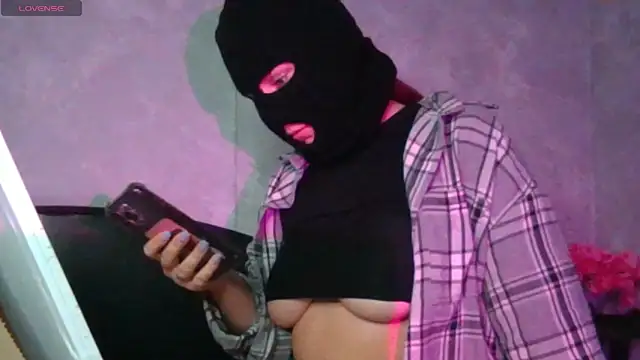 Snapshot of YenMoore chatting on 02-05-26, 08:19 YenMoore online show from 02-05-26, 08:19