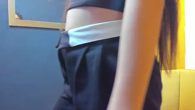 Snapshot of Vaiolletcooper chatting on 03-26-26, 03:50 Vaiolletcooper online show from 03-26-26, 03:50