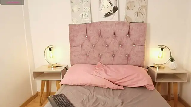 Ruby Rouge  online show from 04-12-26, 07:19