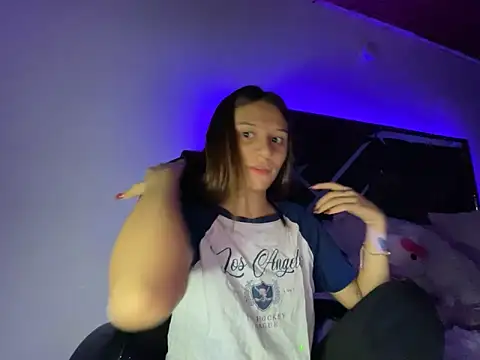 Snapshot of alison_parkerr26 chatting on 02-07-26, 03:32 alison parkerr26 online show from 02-07-26, 03:32