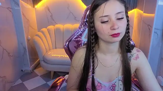 Snapshot of Ariana18_b chatting on 05-21-26, 01:07 Ariana18 b online show from 05-21-26, 01:07