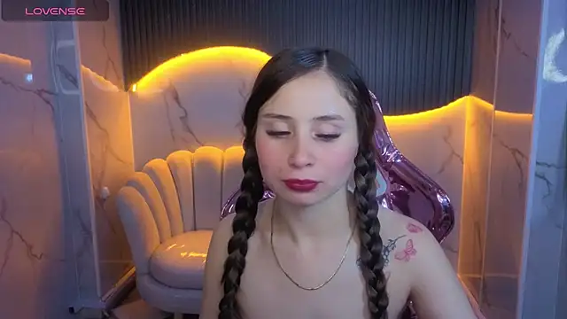 Snapshot of Ariana18_b chatting on 05-22-26, 01:06 Ariana18 b online show from 05-22-26, 01:06
