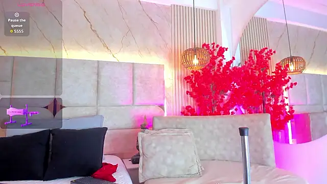 Snapshot of EmmaLovve chatting on 02-26-26, 02:32 EmmaLovve online show from 02-26-26, 02:32