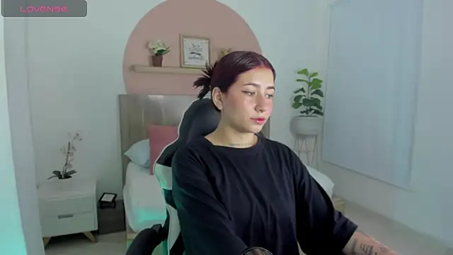 Snapshot of charlottee27_ chatting on 02-27-26, 07:25 charlottee27 online show from 02-27-26, 07:25