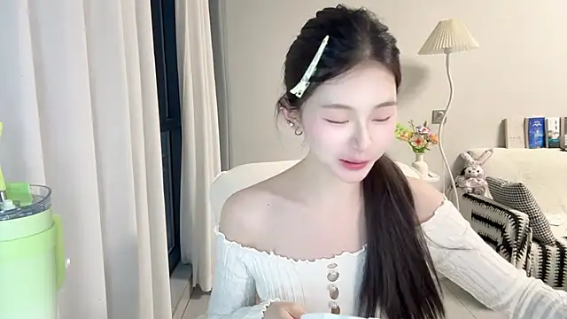 Snapshot of DYyyyyy-- chatting on 06-23-26, 11:08 DYyyyyy-- online show from 06-23-26, 11:08