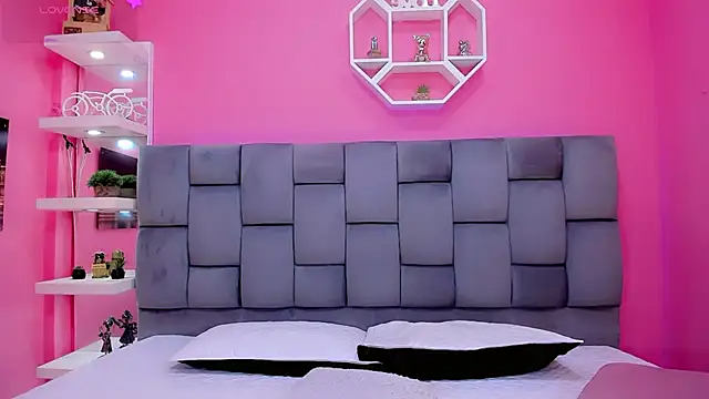 ManuelaJohnson online show from 04-19-26, 12:37