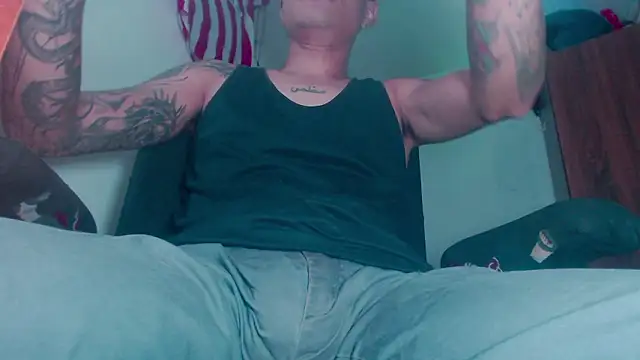 Snapshot of theskateboy chatting on 02-18-26, 06:42 theskateboy online show from 02-18-26, 06:42