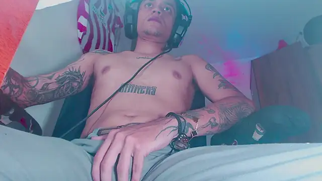 Snapshot of theskateboy chatting on 02-25-26, 04:11 theskateboy online show from 02-25-26, 04:11