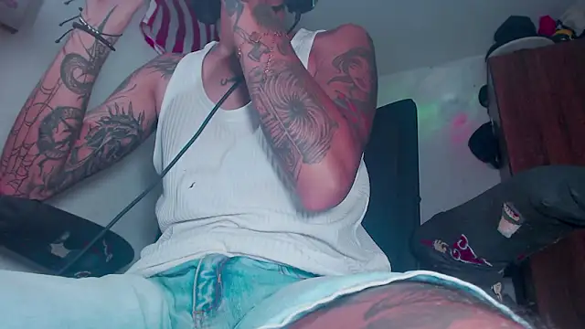 Snapshot of theskateboy chatting on 03-09-26, 07:01 theskateboy online show from 03-09-26, 07:01