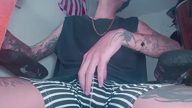 Snapshot of theskateboy chatting on 03-12-26, 06:08 theskateboy online show from 03-12-26, 06:08