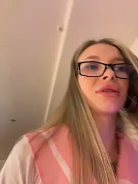 Snapshot of ElyseeXXX chatting on 03-09-26, 10:47 ElyseeXXX online show from 03-09-26, 10:47