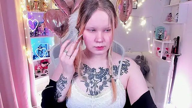 Snapshot of AnnieVibe chatting on 02-14-26, 05:32 AnnieVibe online show from 02-14-26, 05:32