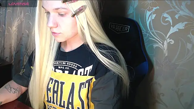 Snapshot of Shiny_Victoria chatting on 02-18-26, 10:44 Shiny Victoria online show from 02-18-26, 10:44