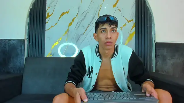 Snapshot of biig_boy chatting on 02-11-26, 08:25 biig boy online show from 02-11-26, 08:25