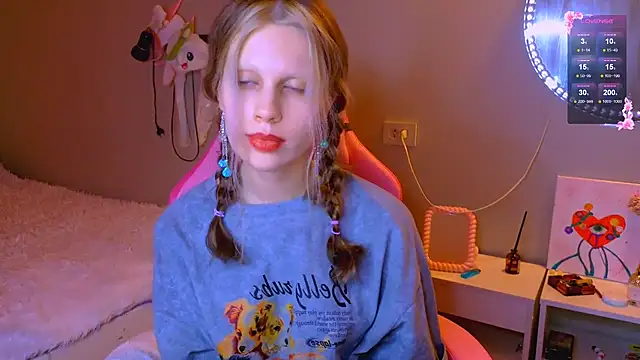 Snapshot of Maxine_gold chatting on 03-08-26, 02:04 Maxine gold online show from 03-08-26, 02:04