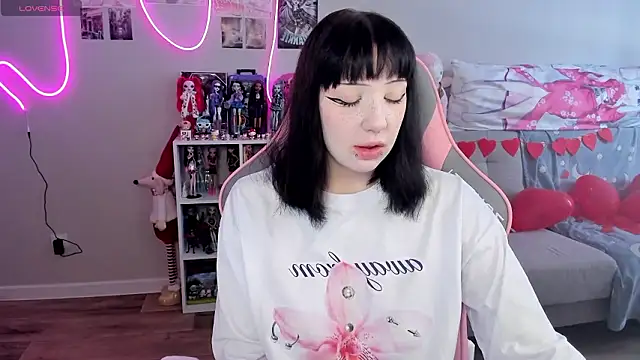 Snapshot of MollysLand chatting on 02-16-26, 08:21 MollysLand online show from 02-16-26, 08:21