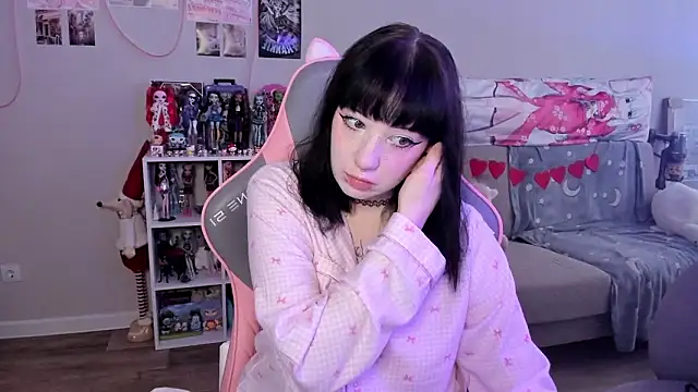 Snapshot of MollysLand chatting on 02-24-26, 07:39 MollysLand online show from 02-24-26, 07:39