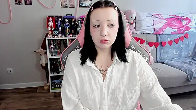 Snapshot of MollysLand chatting on 03-04-26, 08:31 MollysLand online show from 03-04-26, 08:31