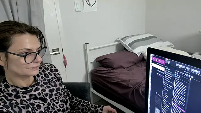 Snapshot of JUCY_APPLE chatting on 02-26-26, 06:51 JUCY APPLE online show from 02-26-26, 06:51