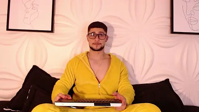 Snapshot of valenssio_moretti chatting on 03-13-26, 03:57 valenssio moretti online show from 03-13-26, 03:57