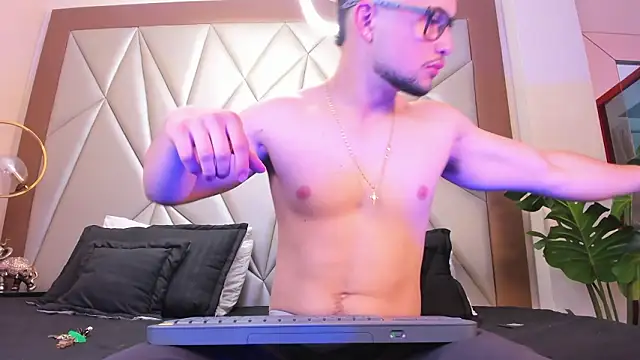 Snapshot of valenssio_moretti chatting on 03-14-26, 04:07 valenssio moretti online show from 03-14-26, 04:07