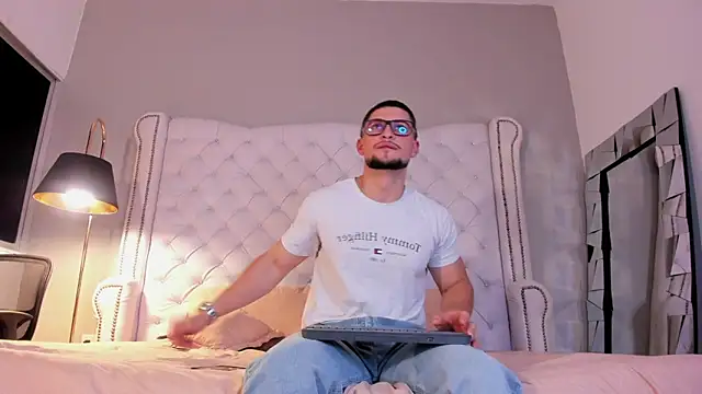 Snapshot of valenssio_moretti chatting on 03-15-26, 04:40 valenssio moretti online show from 03-15-26, 04:40