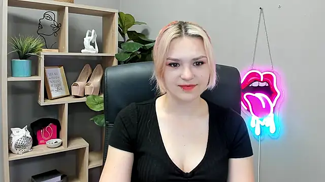 SweetLilyxo online show from 07-13-26, 06:49