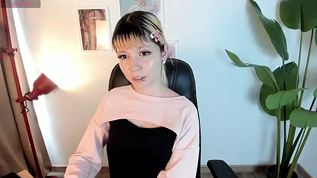 Laukyubey1 online show from 04-28-26, 07:52