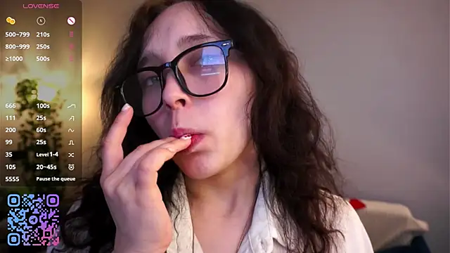 HannaHayles online show from 04-21-26, 01:42