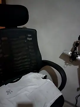 Snapshot of aki_zz69 chatting on 02-05-26, 12:48 aki zz69 online show from 02-05-26, 12:48