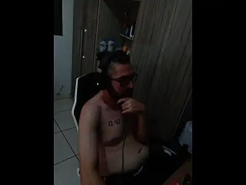 Snapshot of Redlovecouple chatting on 02-13-26, 02:02 Redlovecouple online show from 02-13-26, 02:02