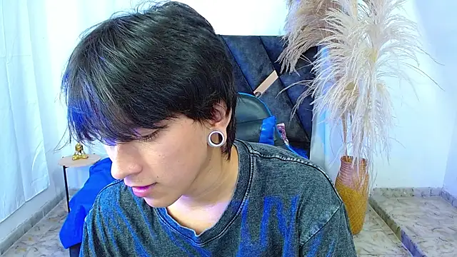 Snapshot of nikoo_18 chatting on 03-12-26, 02:01 nikoo 18 online show from 03-12-26, 02:01