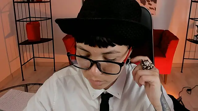 Snapshot of NeoGeisha chatting on 07-07-26, 06:47 NeoGeisha online show from 07-07-26, 06:47