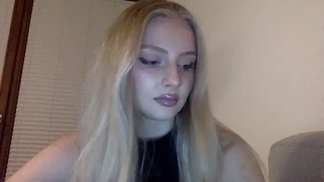 Snapshot of MayaWetDream chatting on 03-12-26, 08:48 MayaWetDream online show from 03-12-26, 08:48