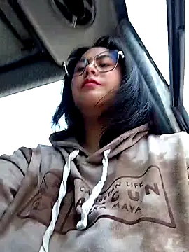 Snapshot of Mari-98 chatting on 03-01-26, 04:31 Mari-98 online show from 03-01-26, 04:31